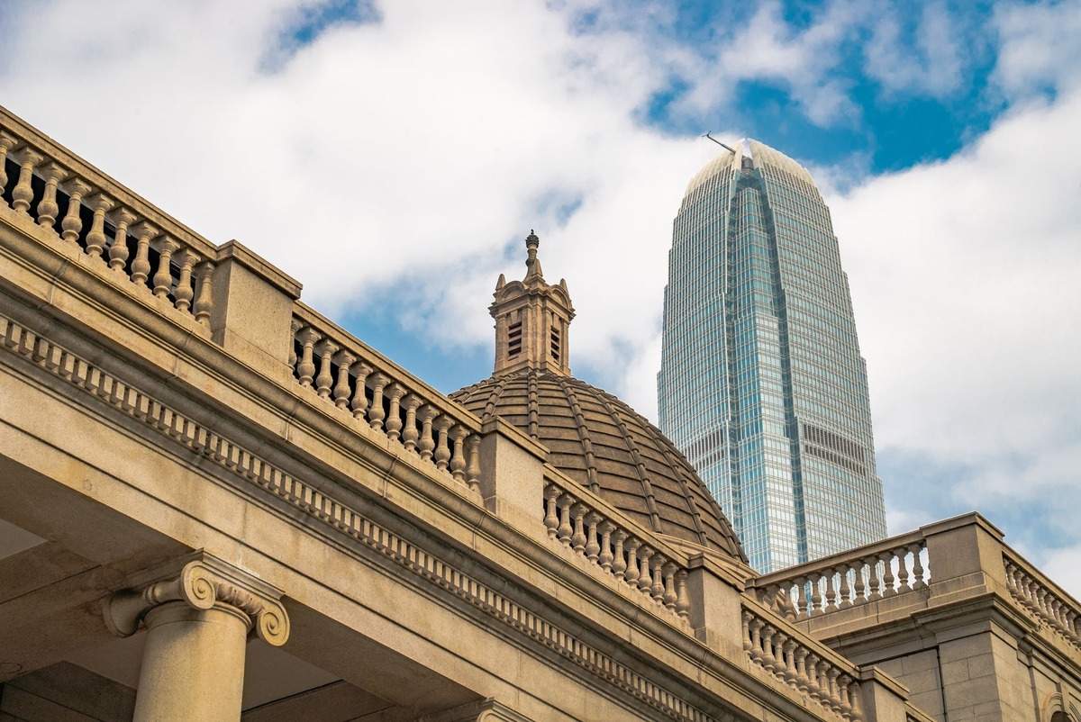 香港大學校園建築與行人步道,對應本文核對五所港校碩士申請費的費用主題。