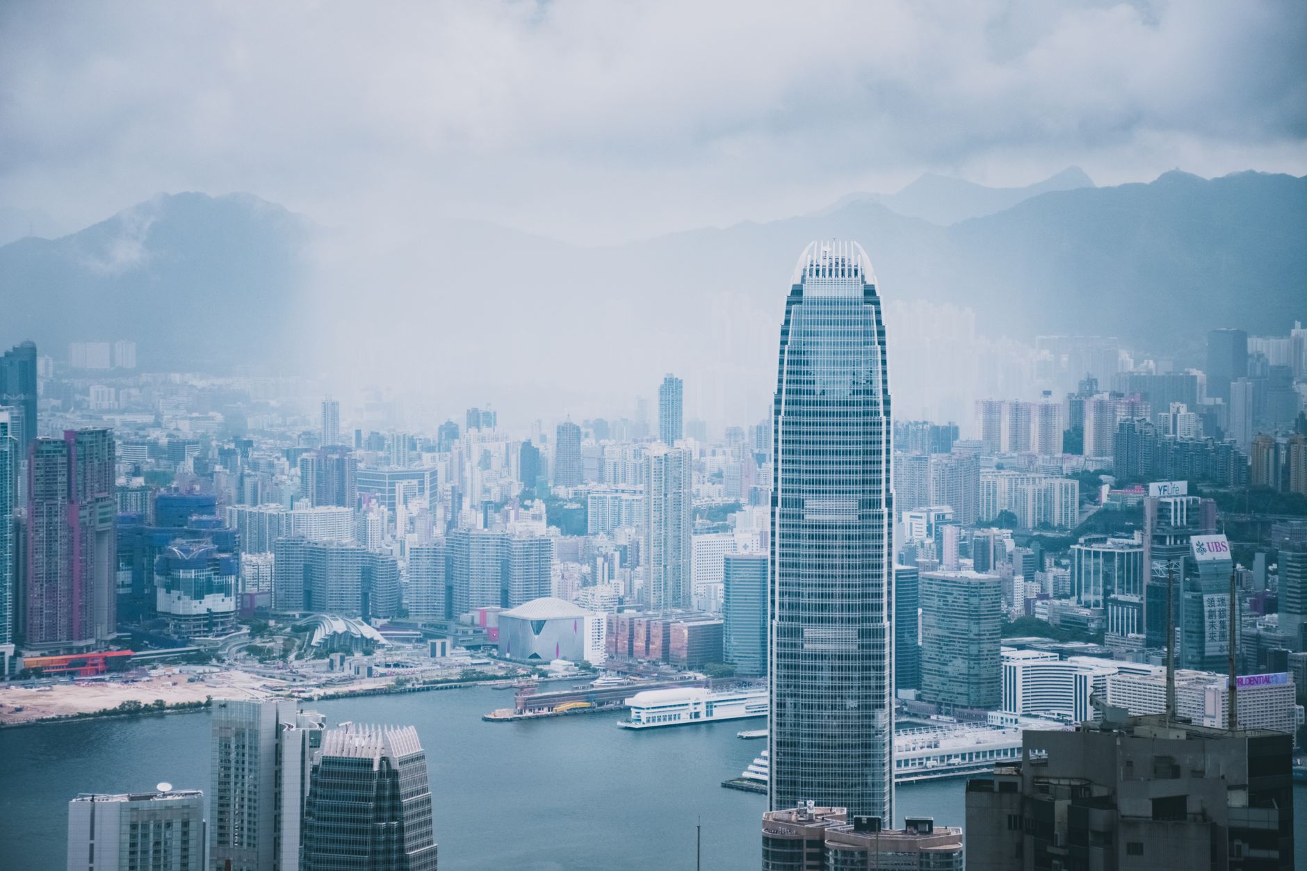 校園建築與綠化景觀，呼應本文探討港八大碩士入學要求的主題。